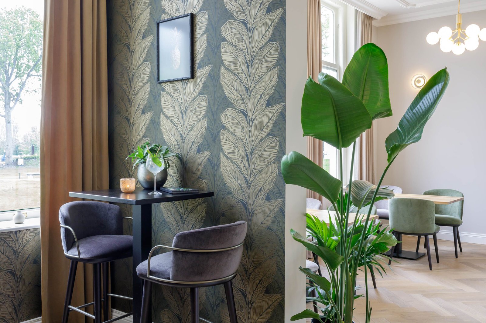 Hotel Flora Batava, at the table