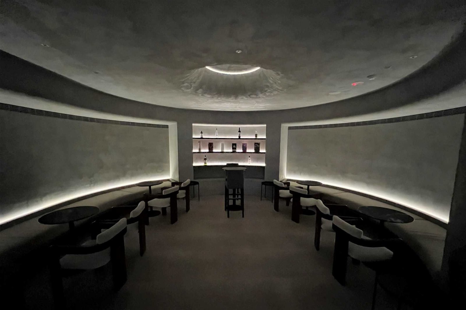The Grand Hotel, meet by bar mood