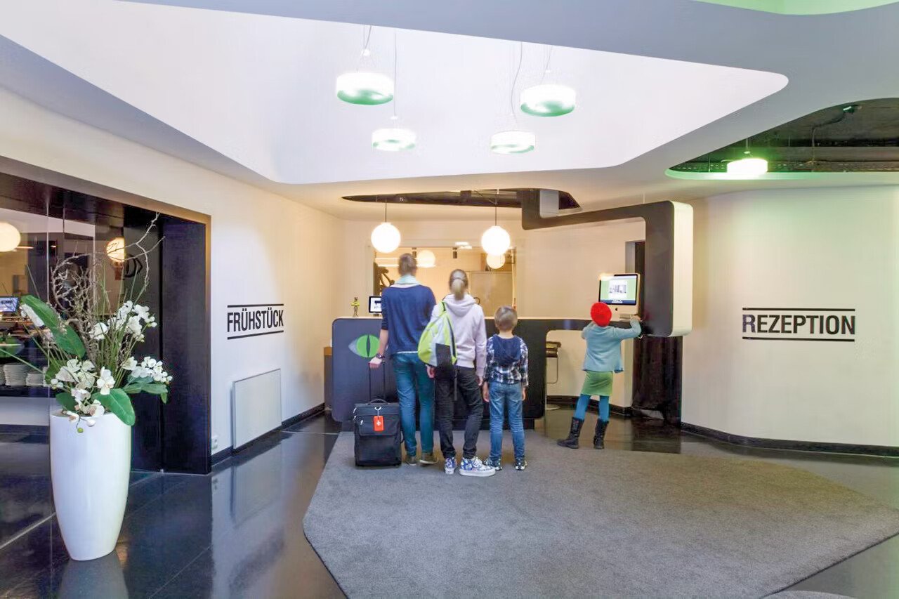 Gat Point Charlie Hotel — vibe