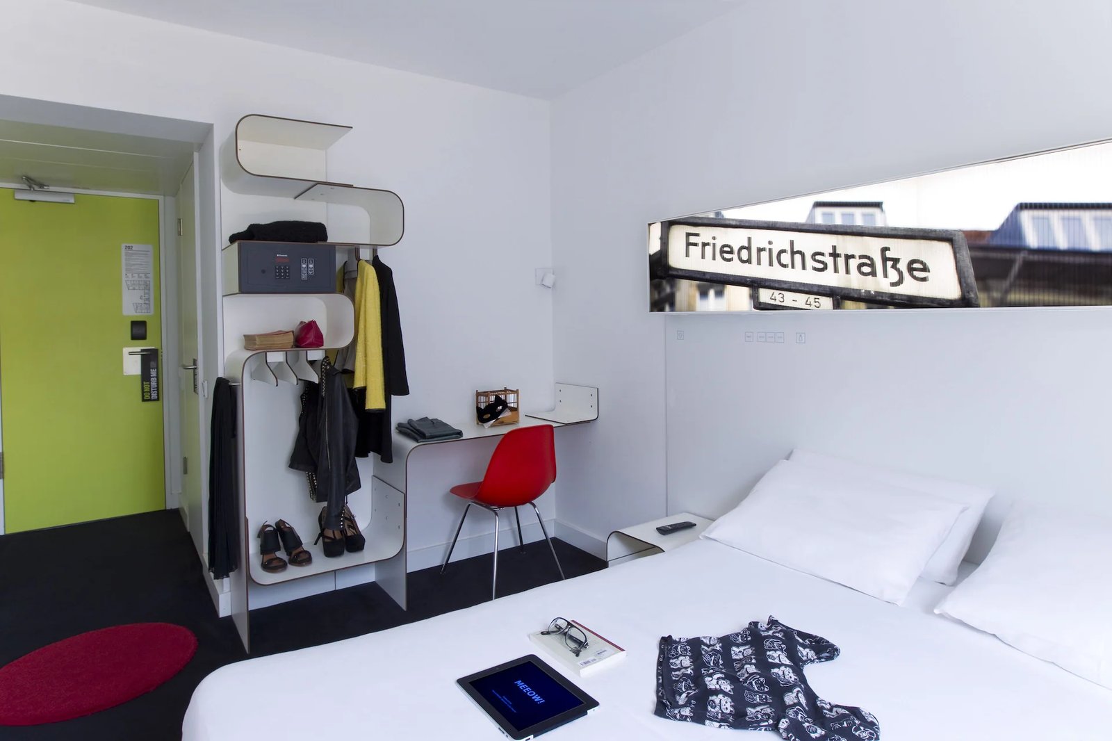 Gat Point Charlie Hotel — vibe