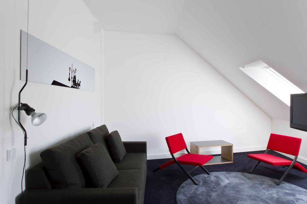 Gat Point Charlie Hotel — vibe