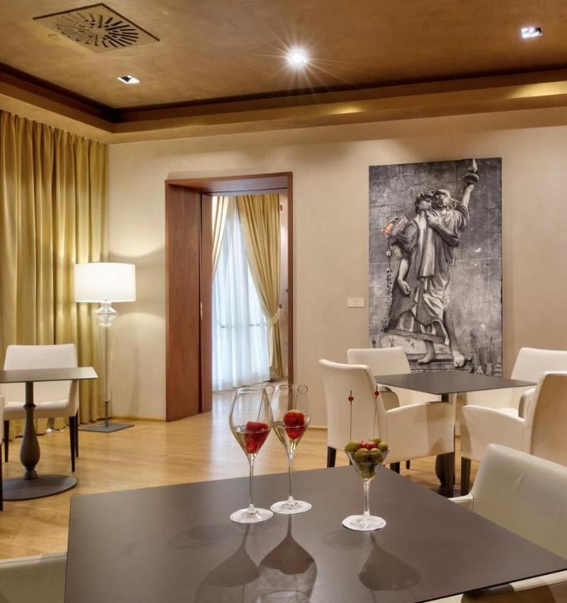 Hotel Rua Frati 48 in San Francesco, at the table