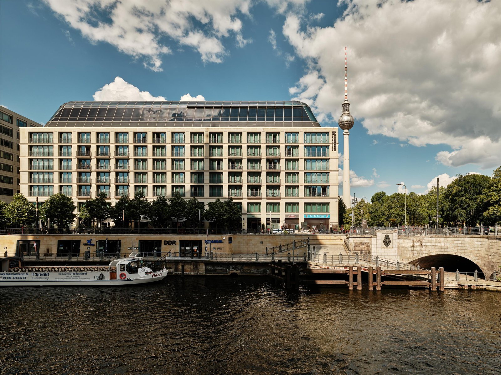 Radisson Collection Hotel — vibe
