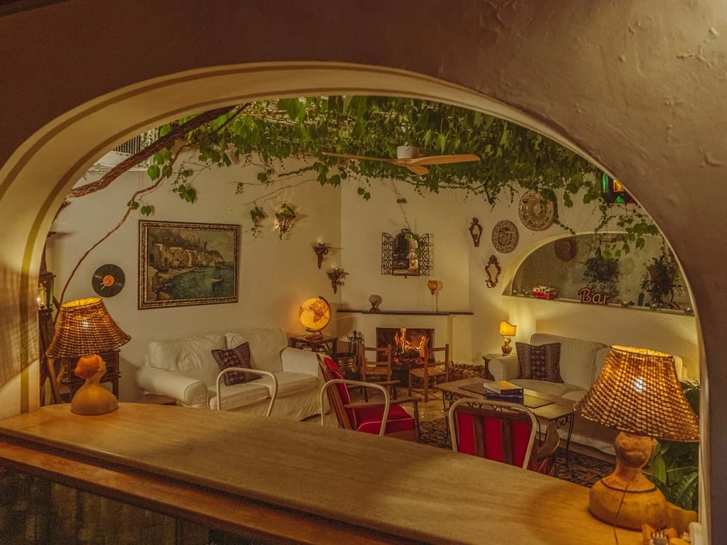 Hotel Poseidon, at the table
