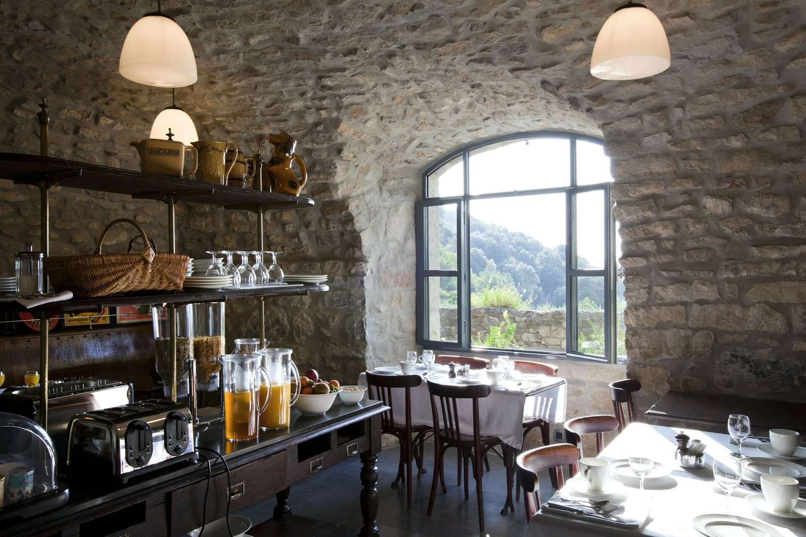 Auberge de Banne, at the table