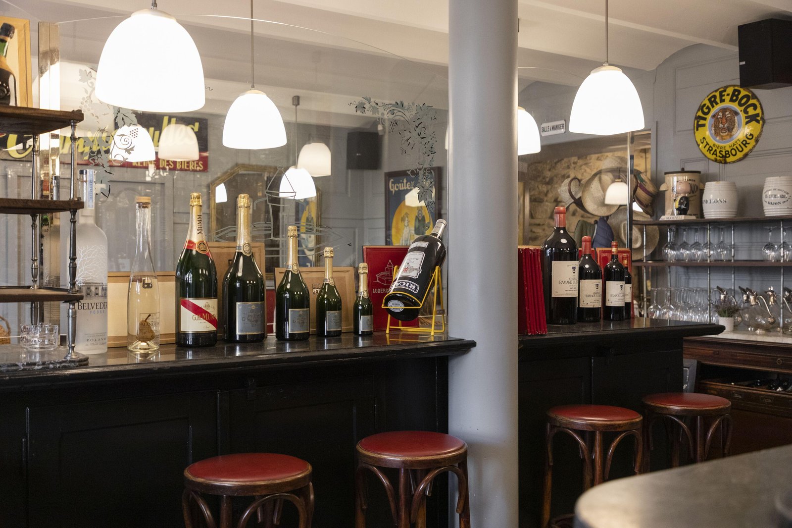 Auberge de Banne, at the table