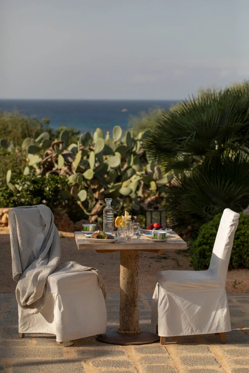 Dimora Cala del Pozzo, at the table