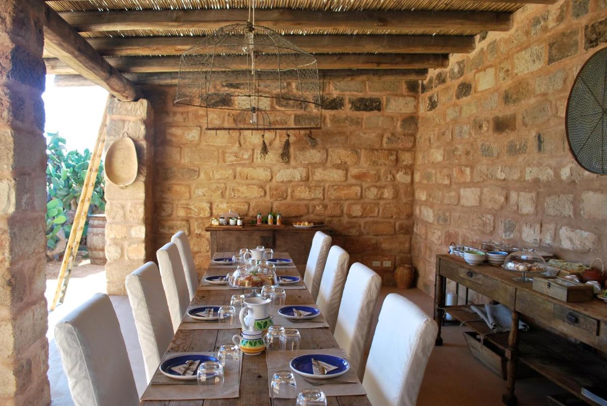 Dimora Cala del Pozzo, at the table