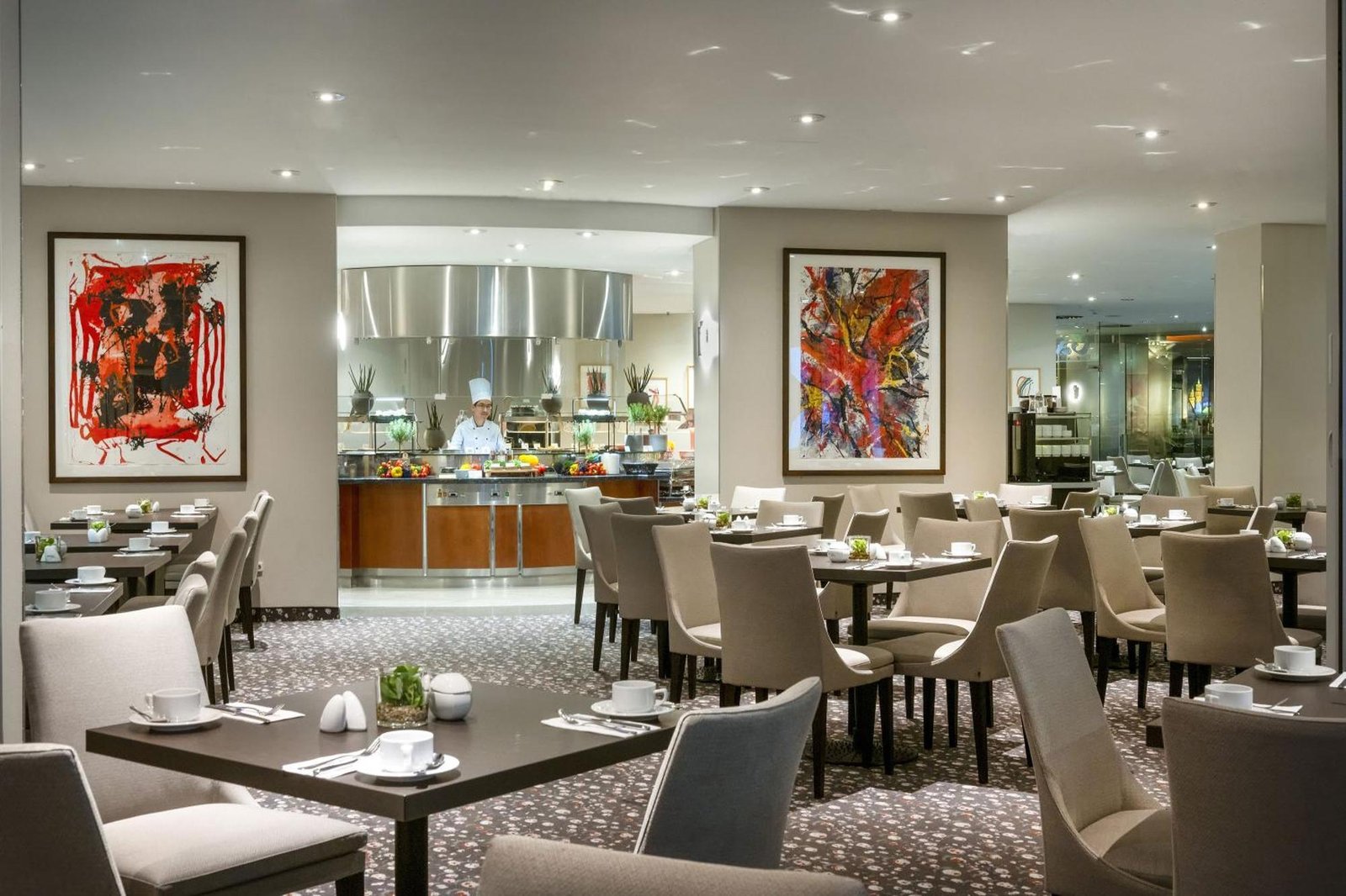 Maritim proArte Hotel, at the table