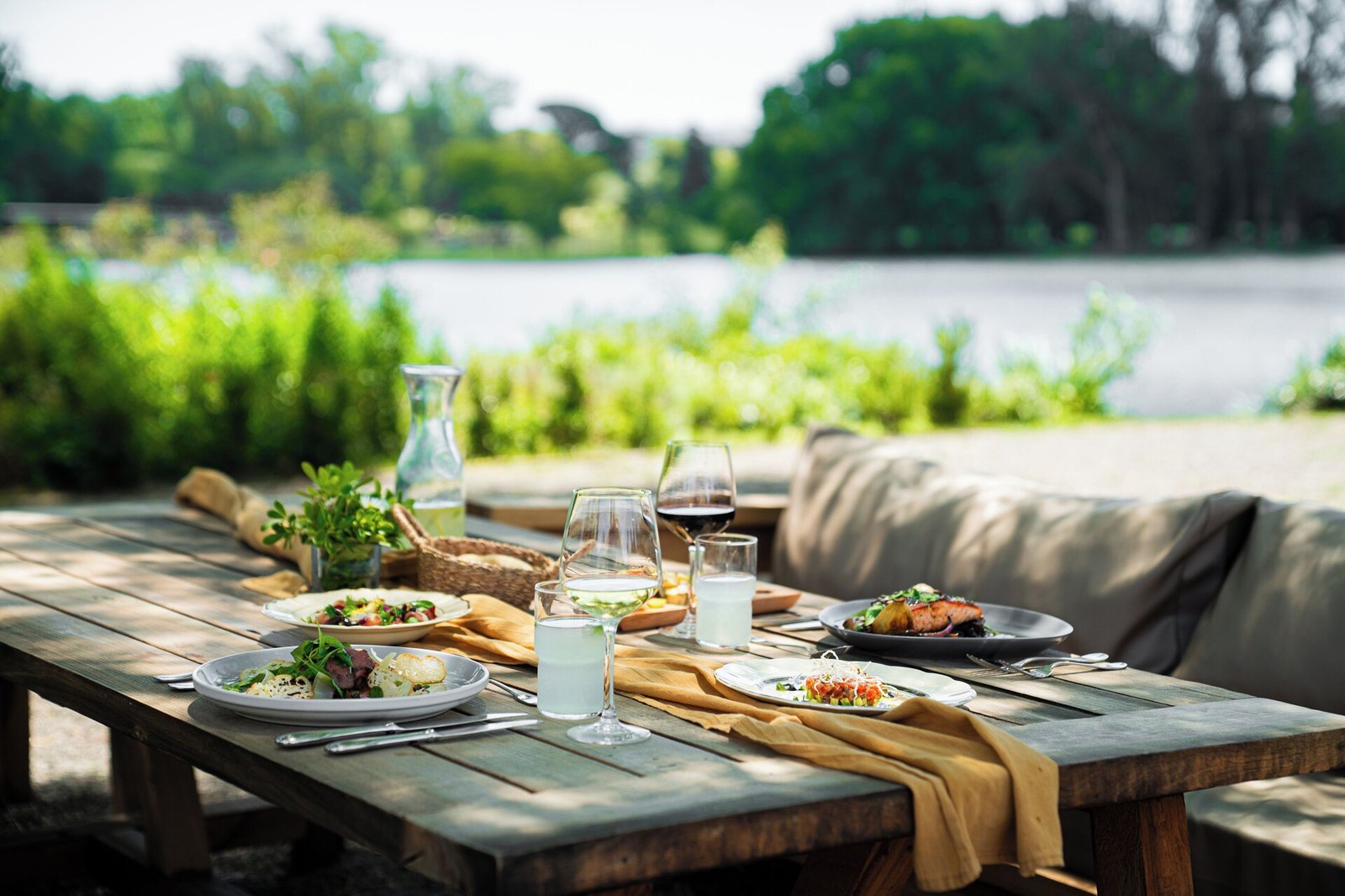 Estancia La Paz, at the table