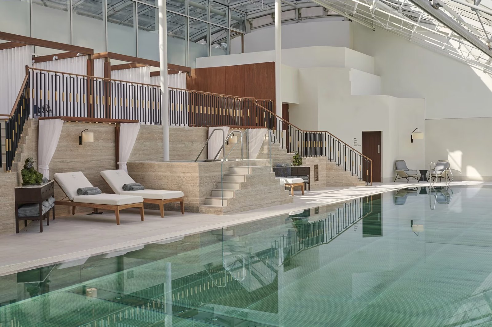 Jumeirah Carlton Tower — vibe