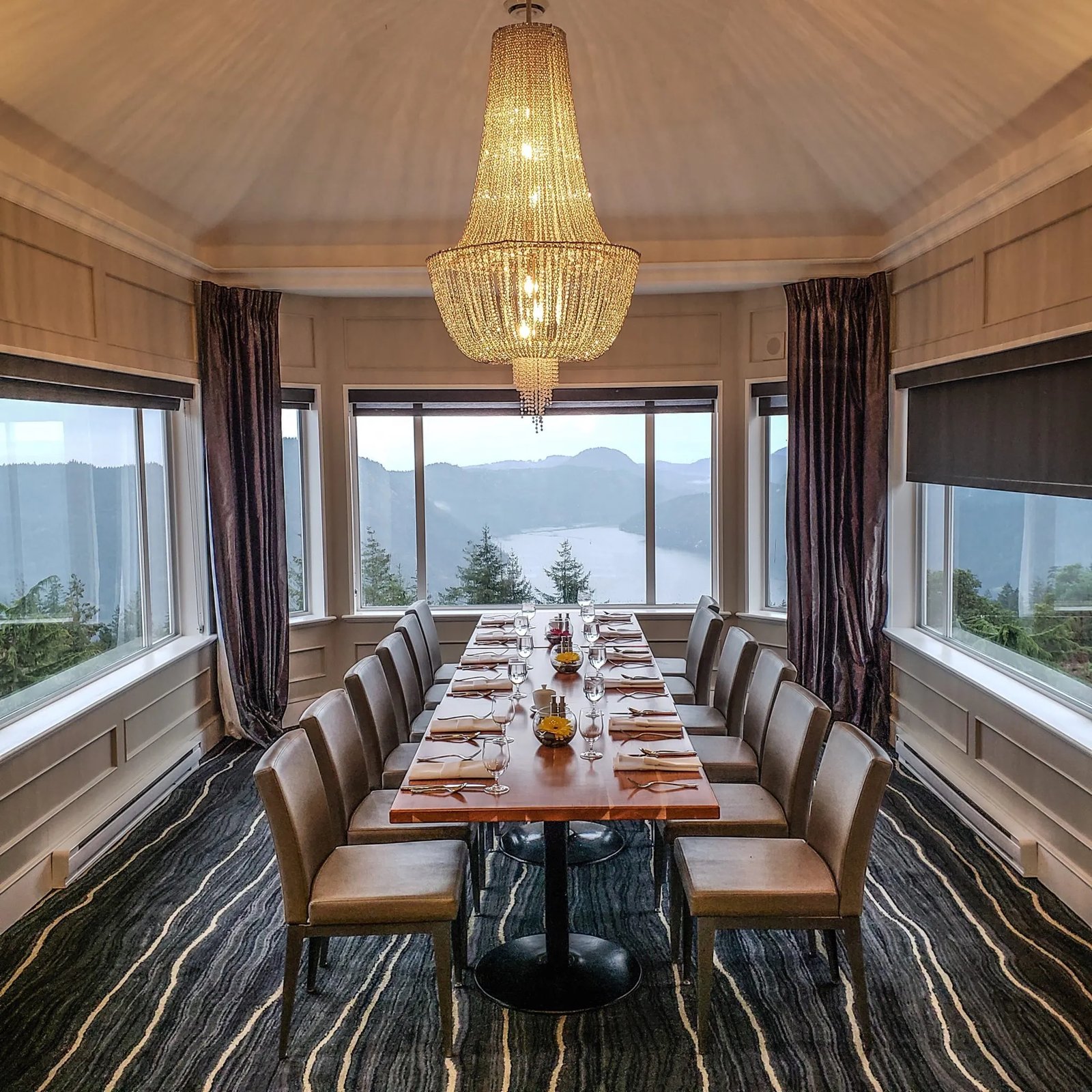 Villa Eyrie Resort, at the table