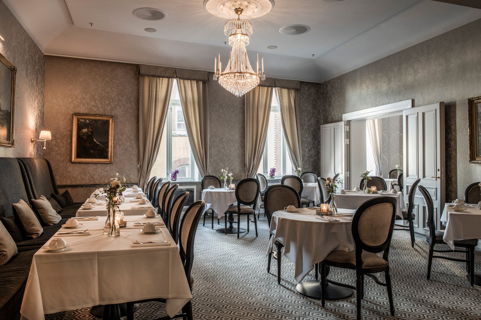Hotel Victoria, at the table