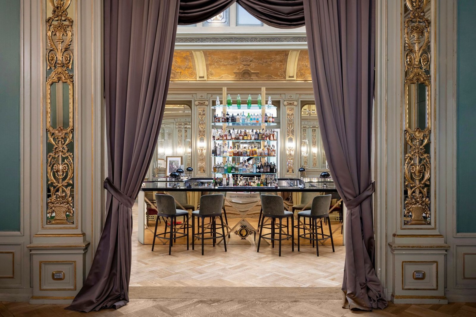 Grand Hotel et Des Palmes, at the table
