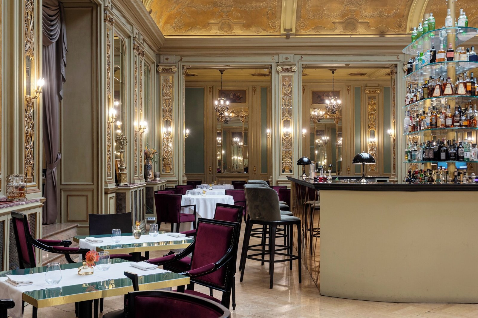 Grand Hotel et Des Palmes, at the table