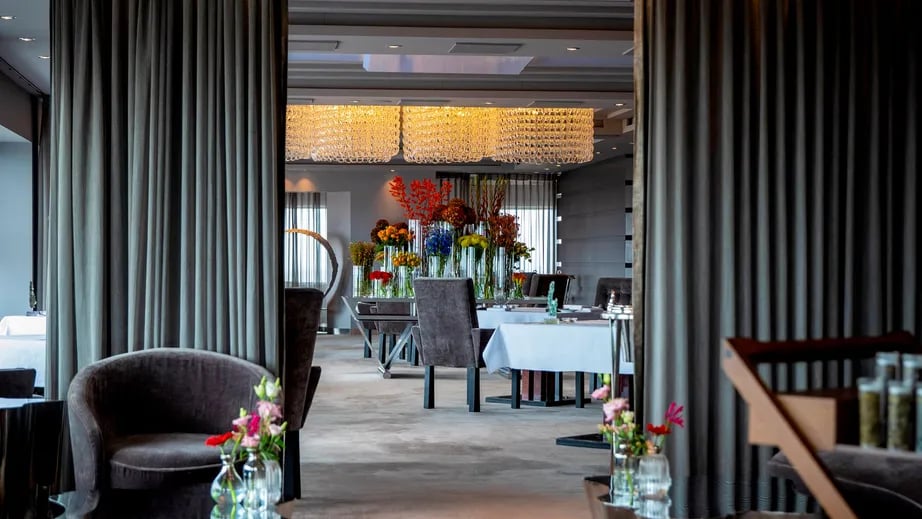 Hotel Okura Amsterdam, at the table