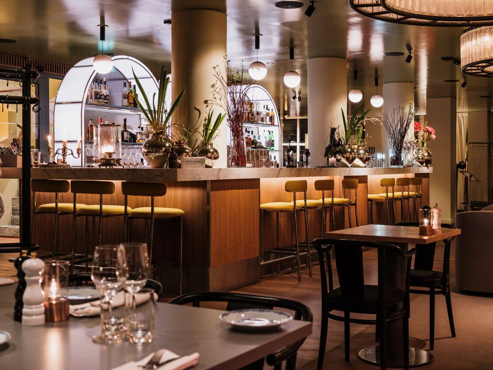 Hôtel Reisen - The Unbound Collection by Hyatt, at the table