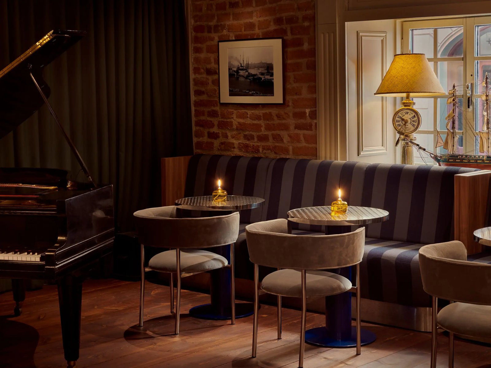 Hôtel Reisen - The Unbound Collection by Hyatt, at the table