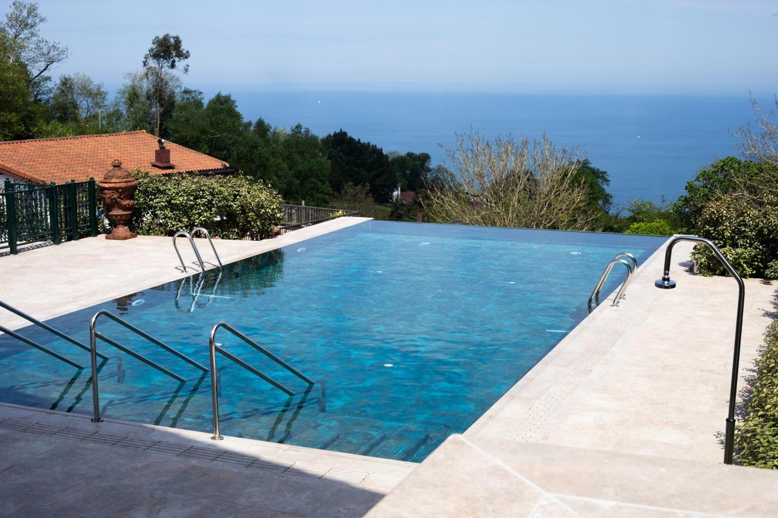 Hotel Luze Boutique San Sebastián, the pool