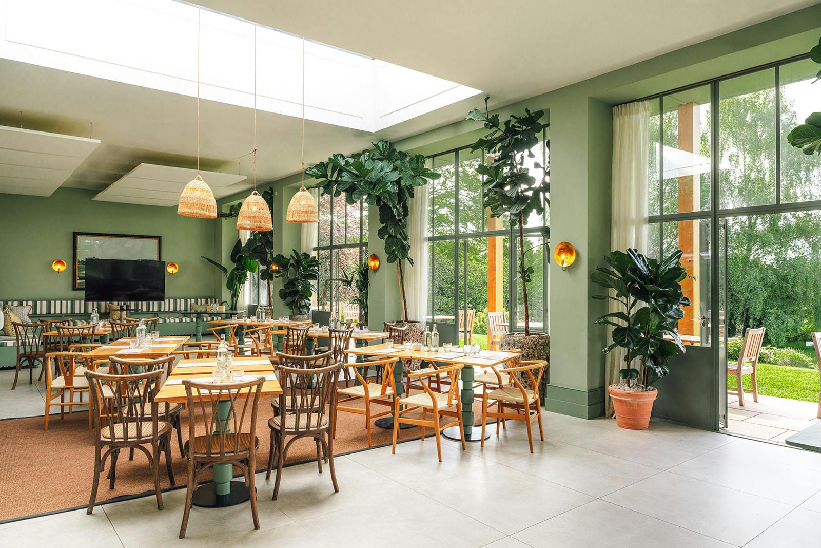 The Retreat Hotel, Elcot Park, at the table