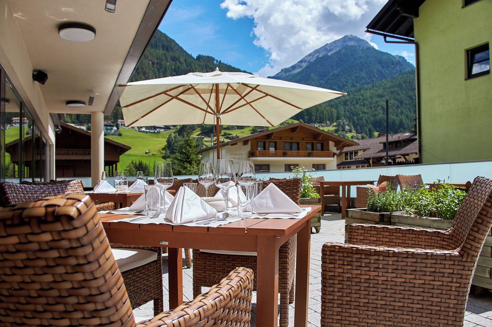 Bergland Sölden Design- und Wellnesshotel, at the table