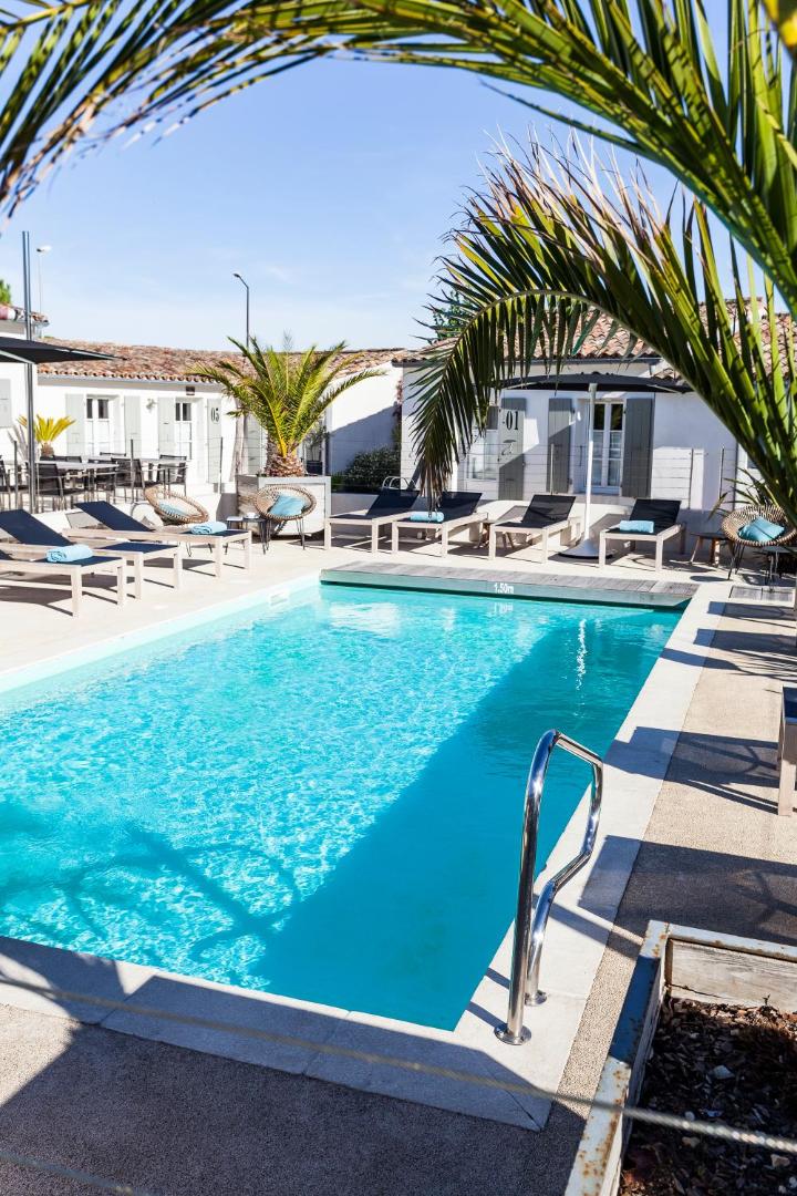 Les Bois Flottais, the pool