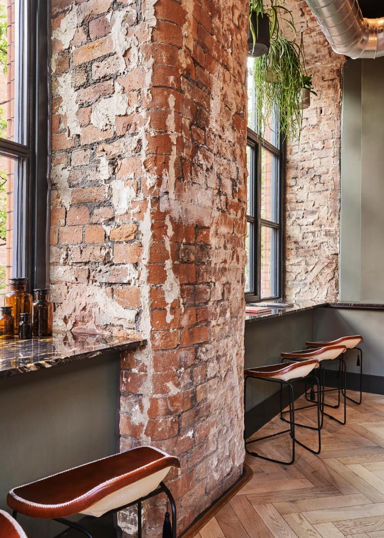 Leven Manchester, at the table