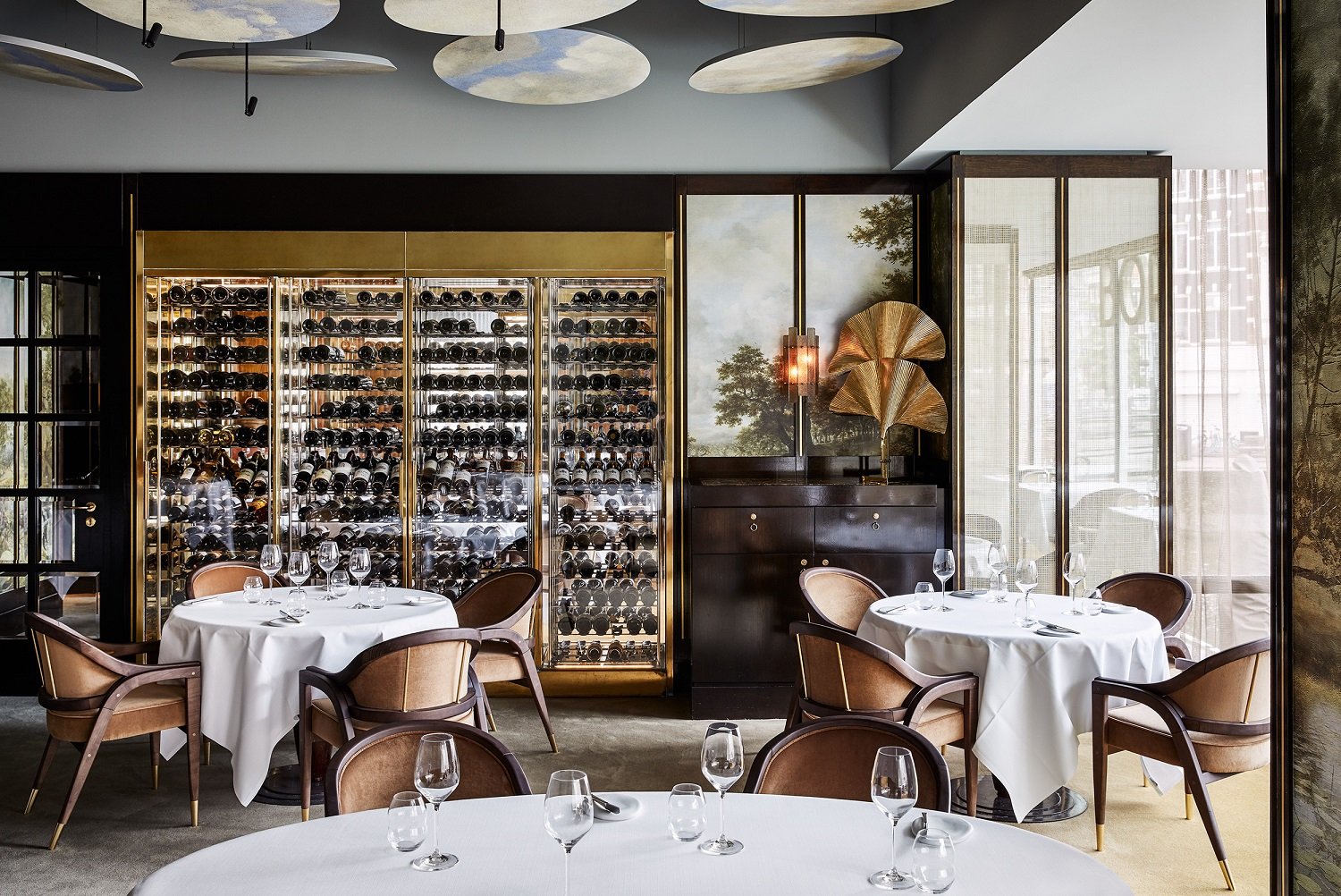 De L'Europe, at the table