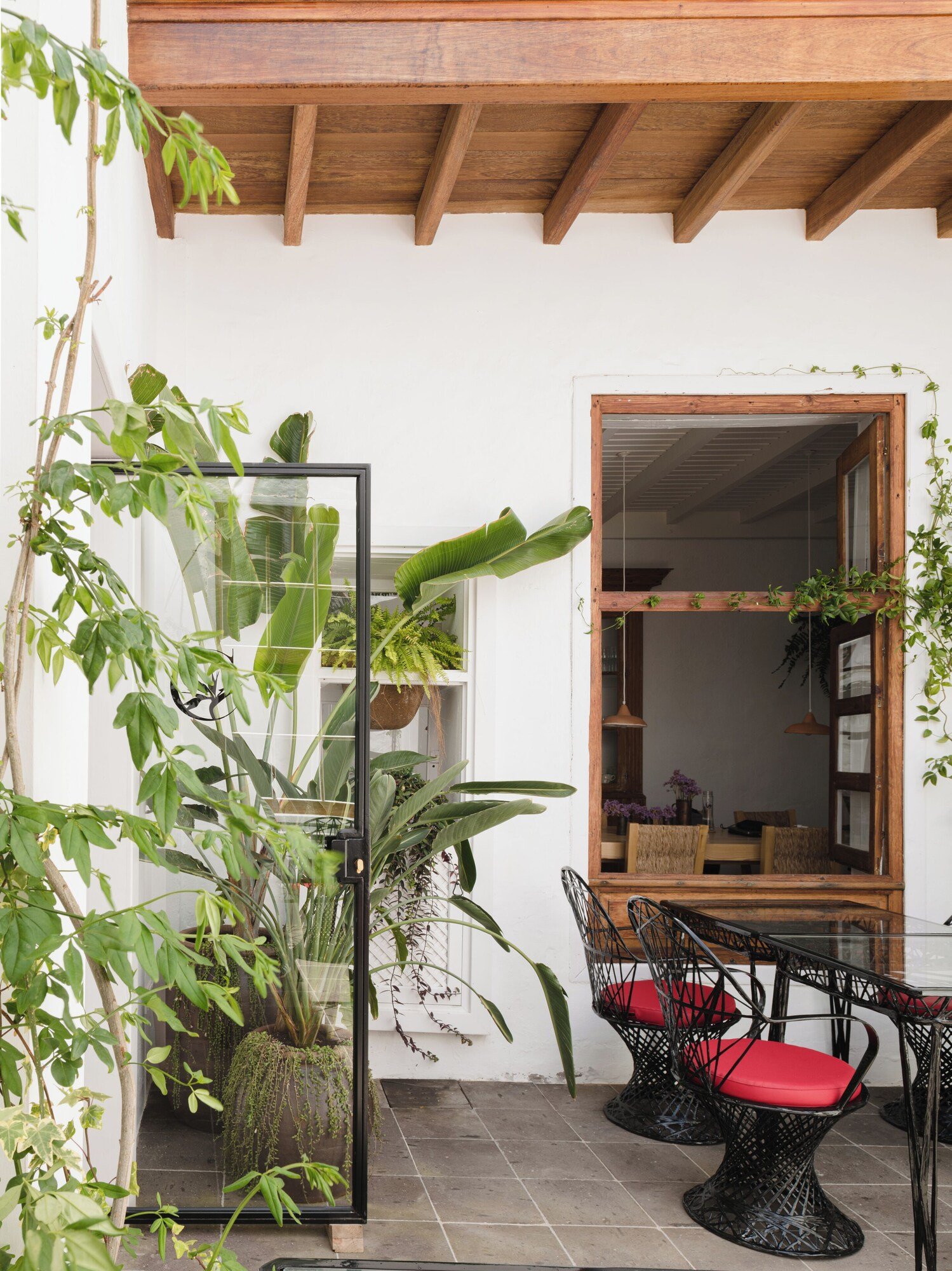 Casa de las Flores, at the table