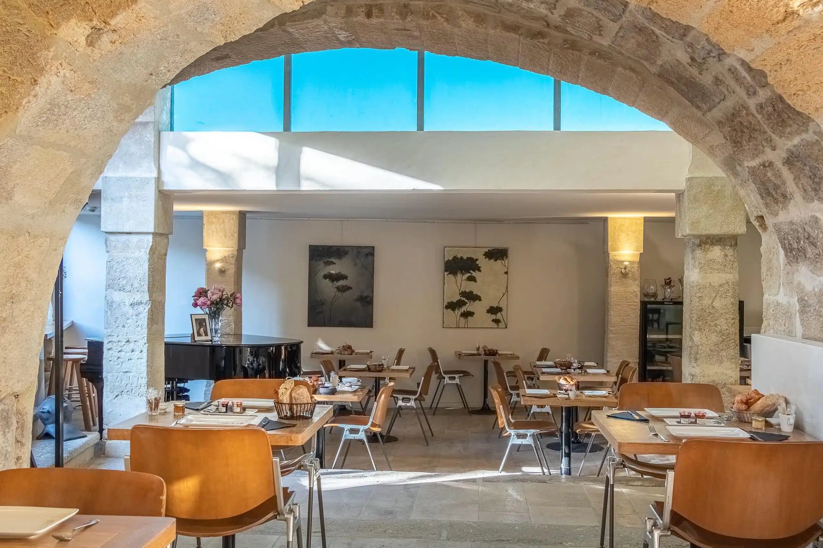 Shop Hotel Entraigues Uzès, Pont Du Gard, at the table