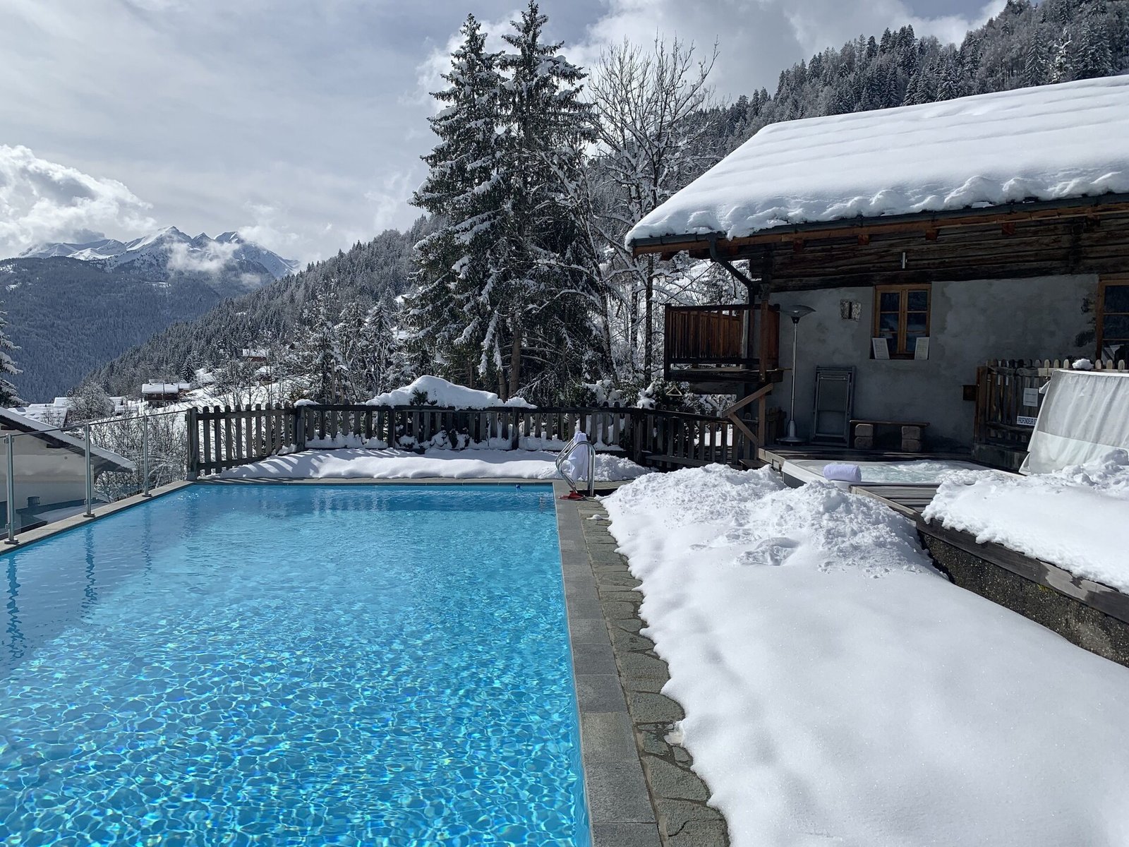 Chalet-Hôtel La Ferme du Chozal, the pool