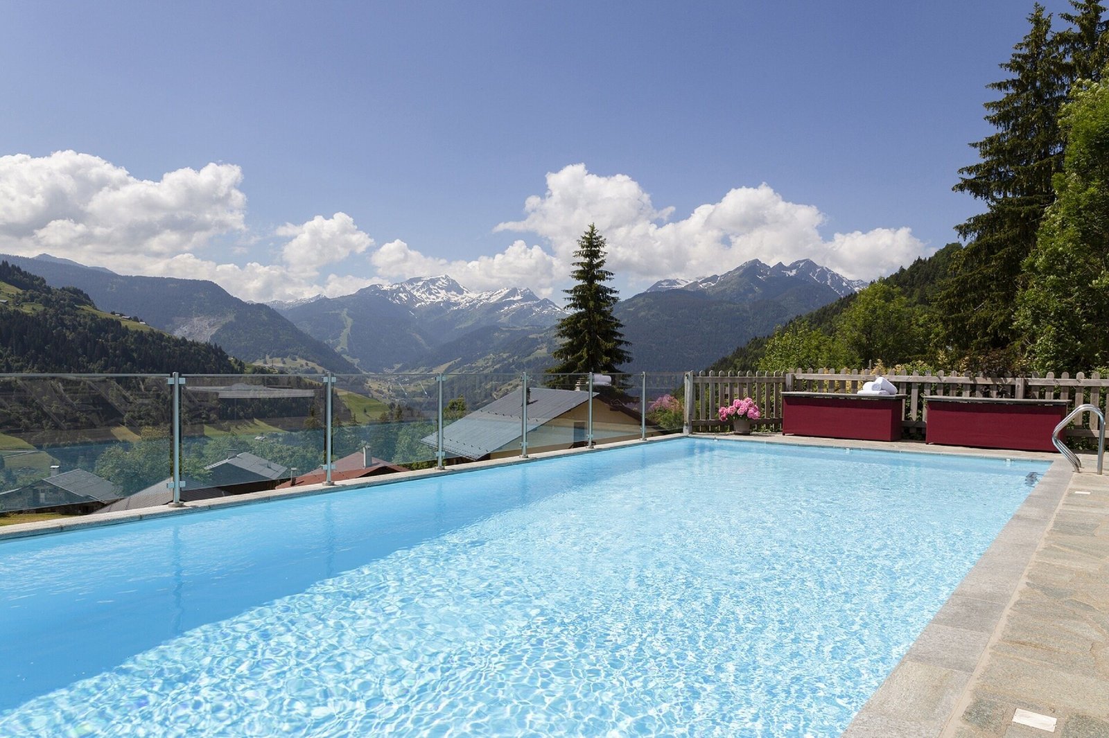 Chalet-Hôtel La Ferme du Chozal, the pool