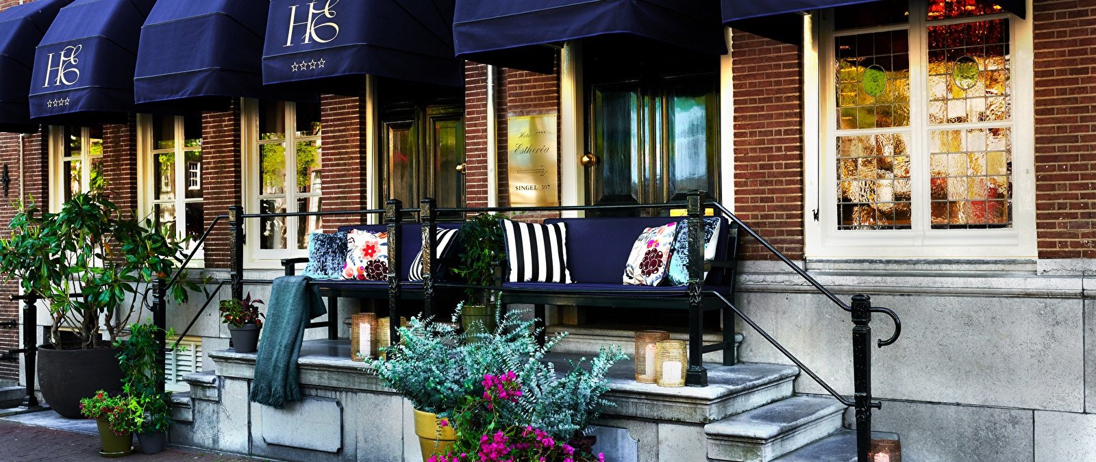 Hotel Estheréa — backstory