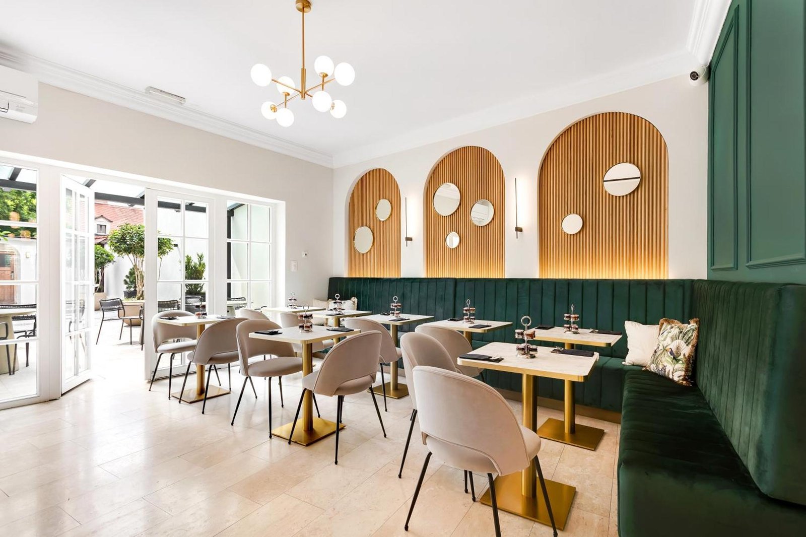 Hotel Bloom, at the table