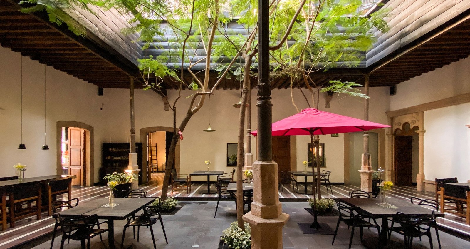 Hotel Elena de Cobre, at the table
