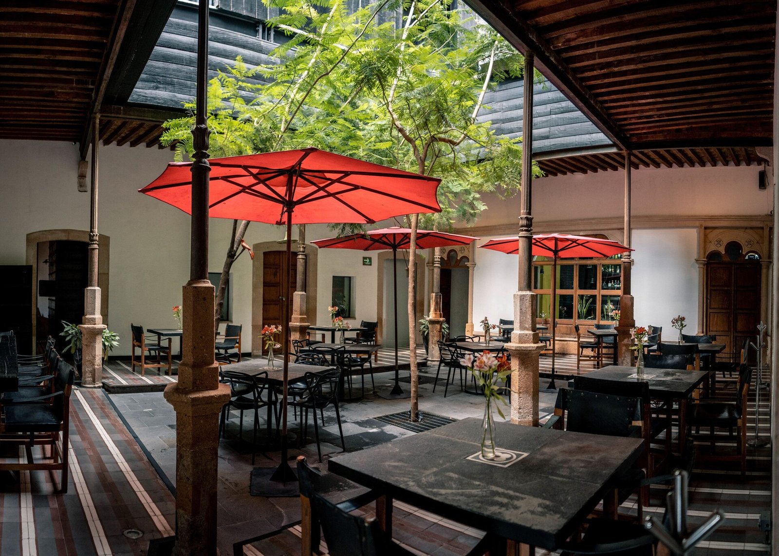 Hotel Elena de Cobre, at the table