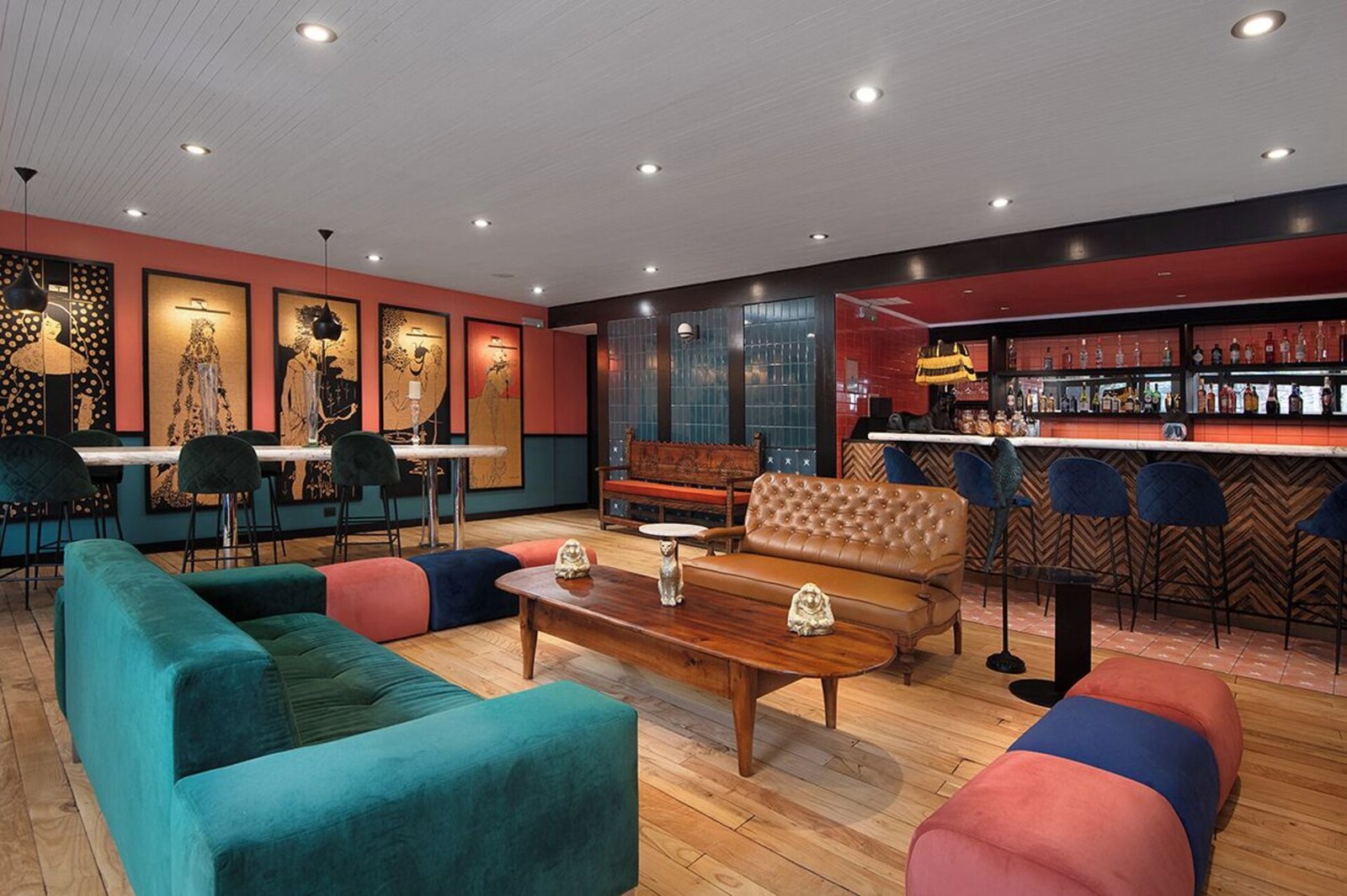 Aubrey Hotel Boutique, at the table
