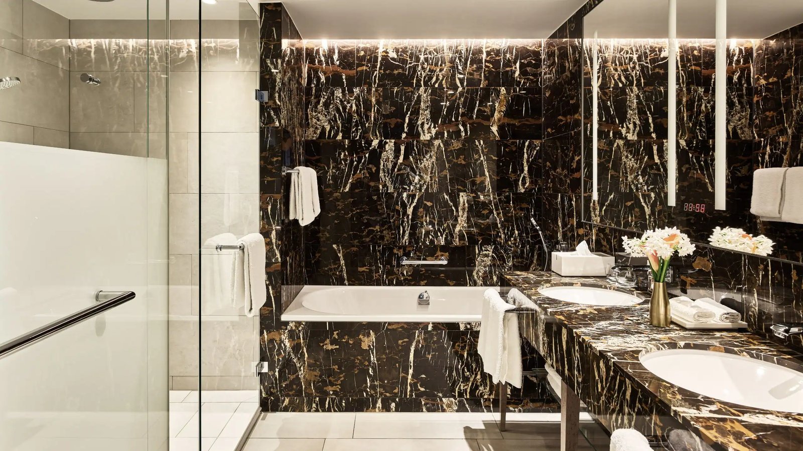 Hyatt Regency Amsterdam — rooms