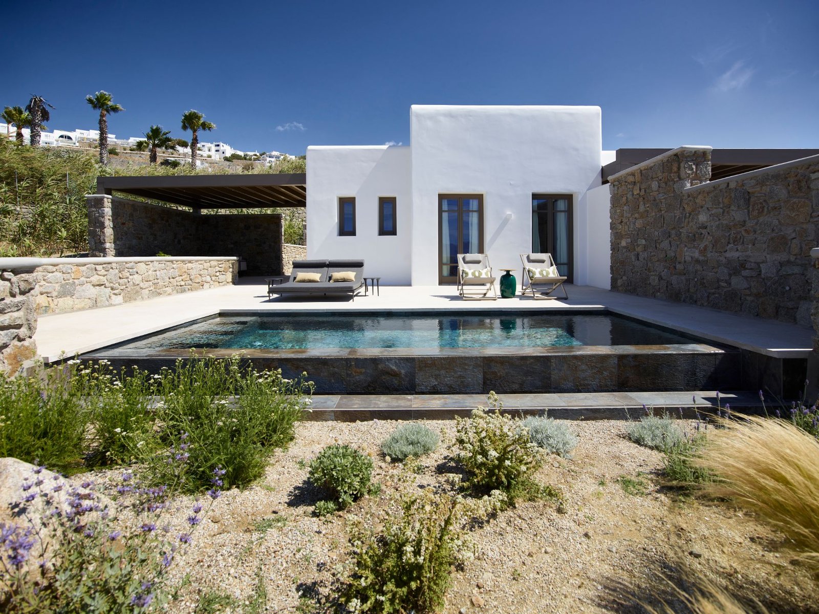 Bonzoe Suites & Villas, the pool