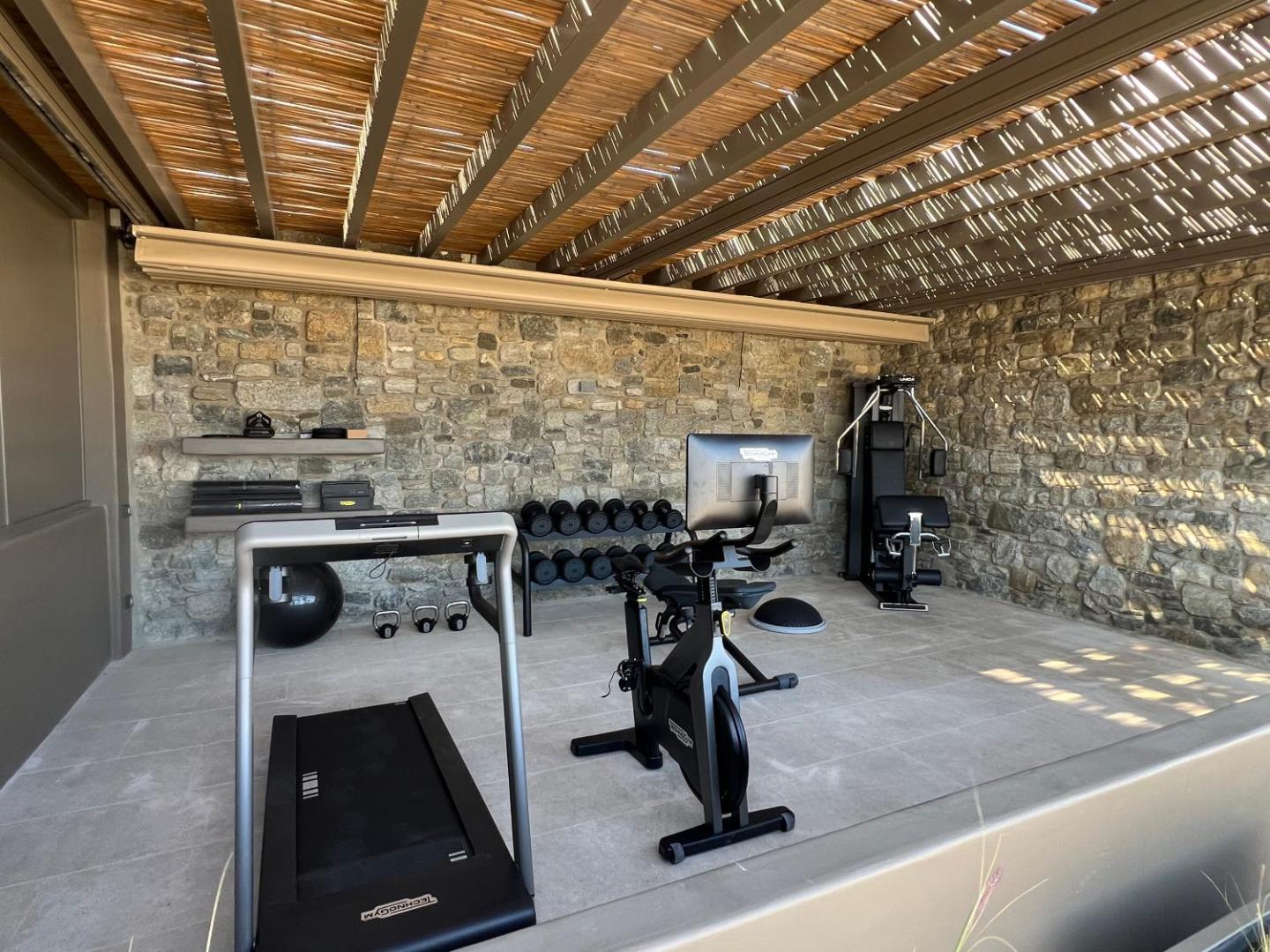 Bonzoe Suites & Villas, the gym
