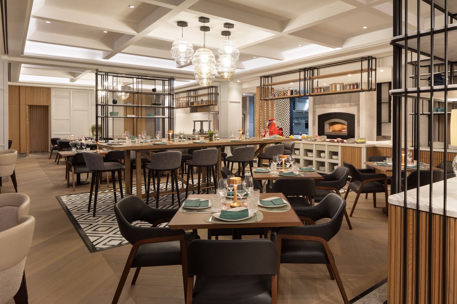 Tirana Marriott, terra