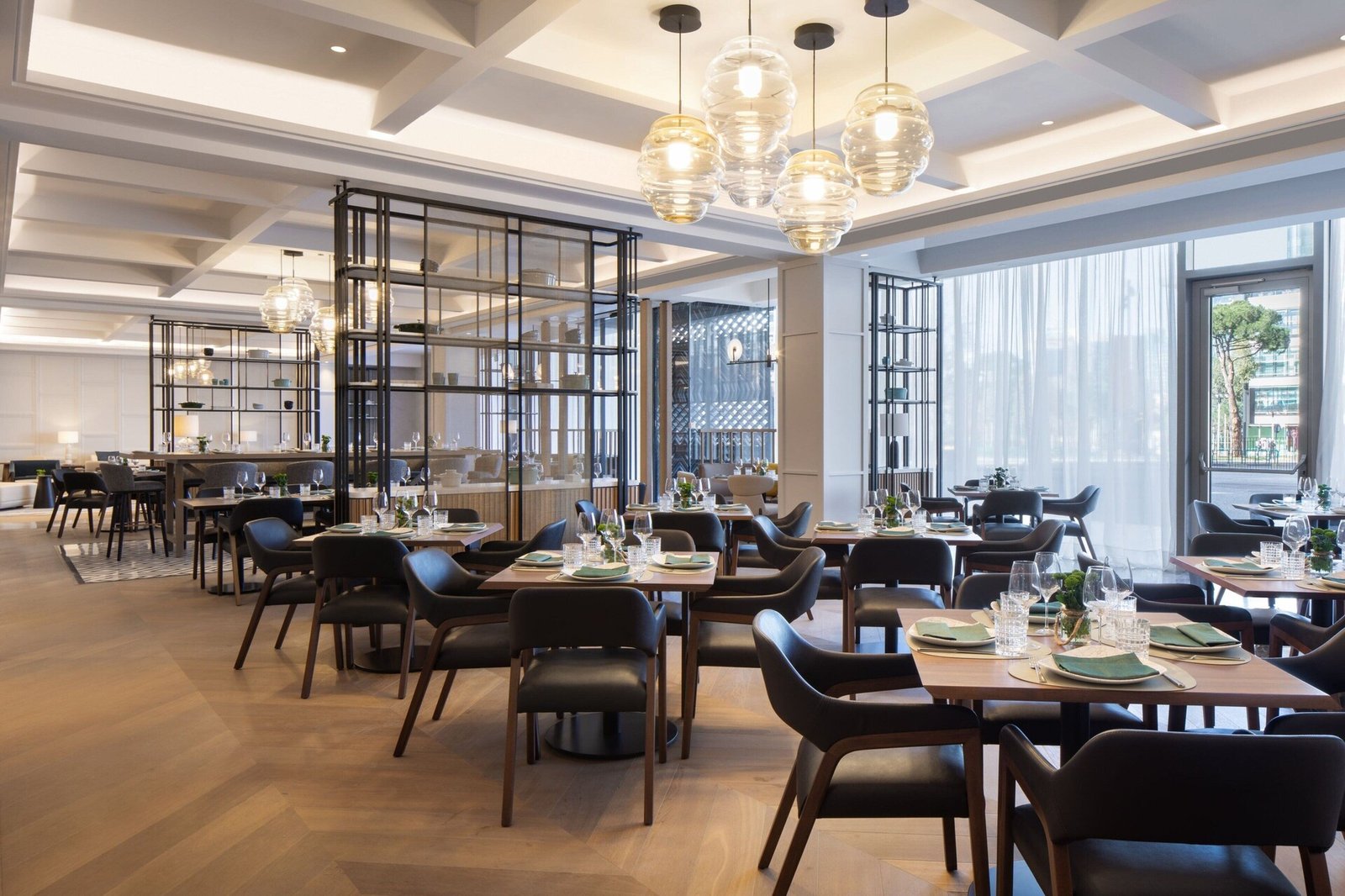Tirana Marriott, terra