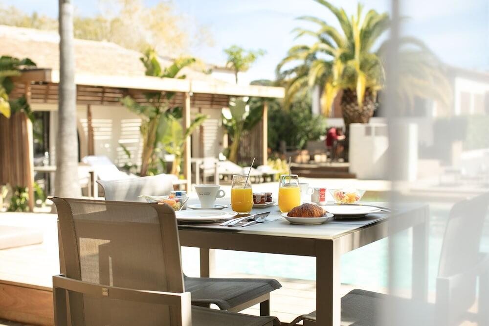 Villa Cosy Hotel & Spa, at the table