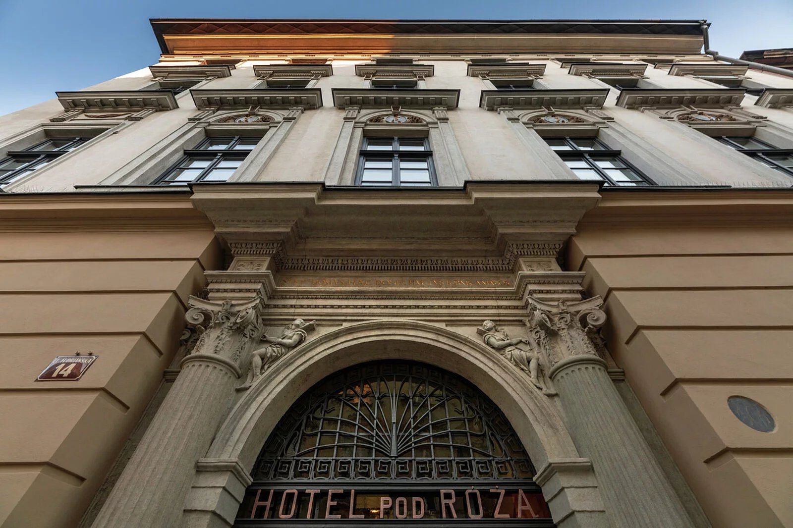 Pod Różą Hotel, how it began