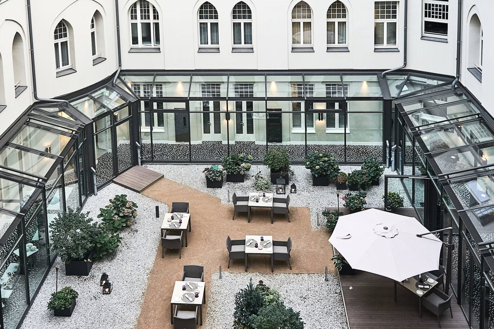 Roomers Berlin Steinplatz — eat & drink