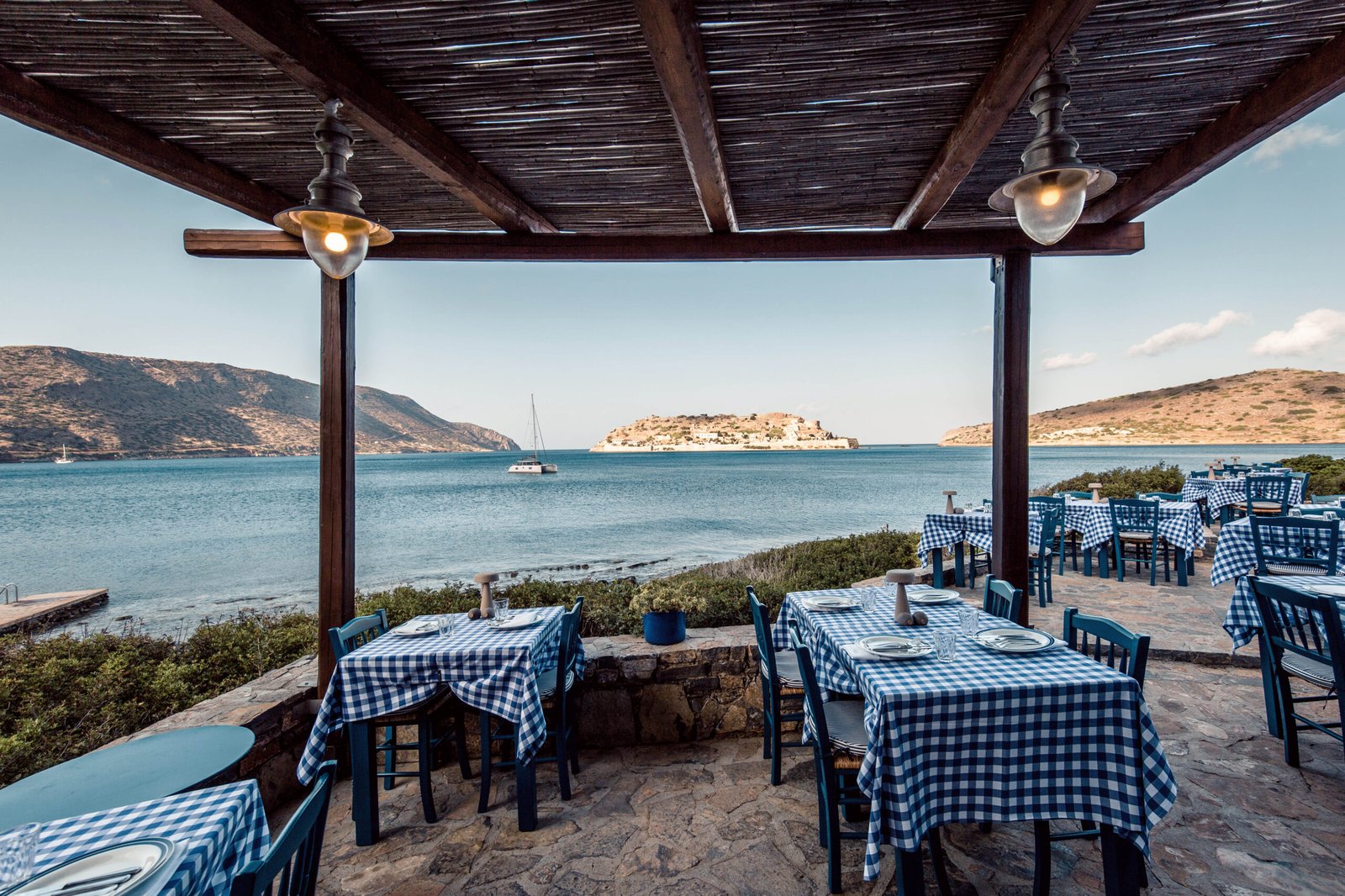 Phāea Blue, blue door taverna
