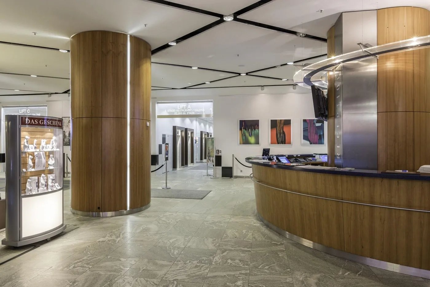 Park Inn by Radisson Berlin Alexanderplatz — vibe