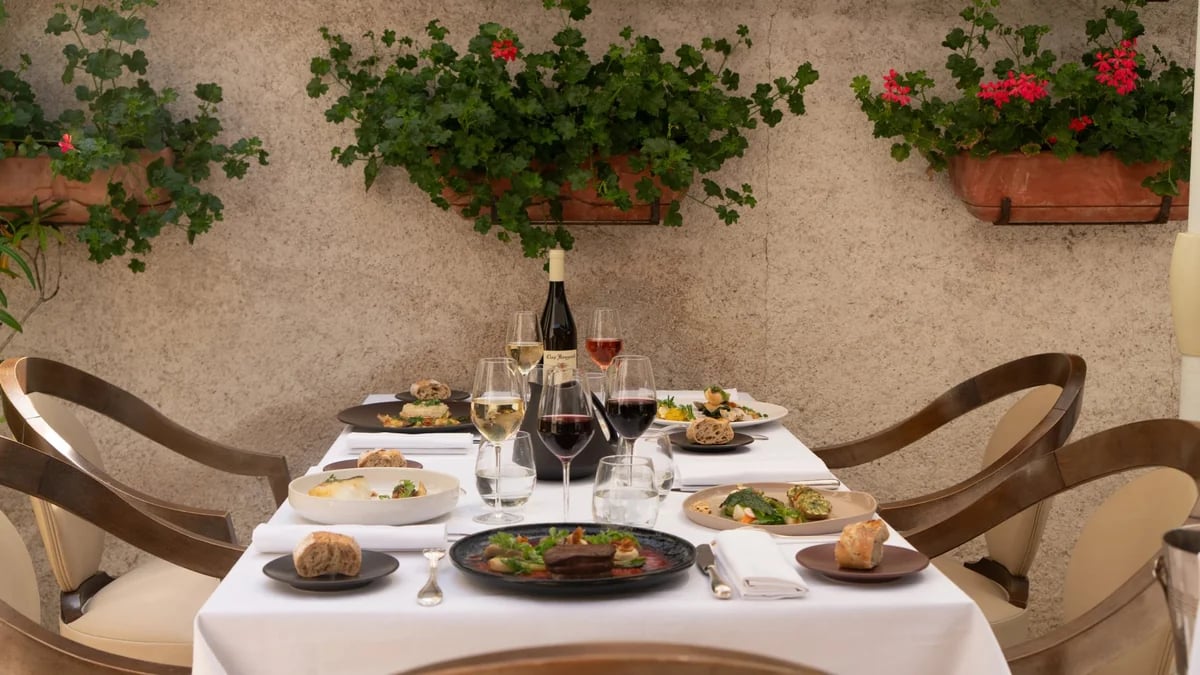 Auberge du Bon Laboureur, at the table