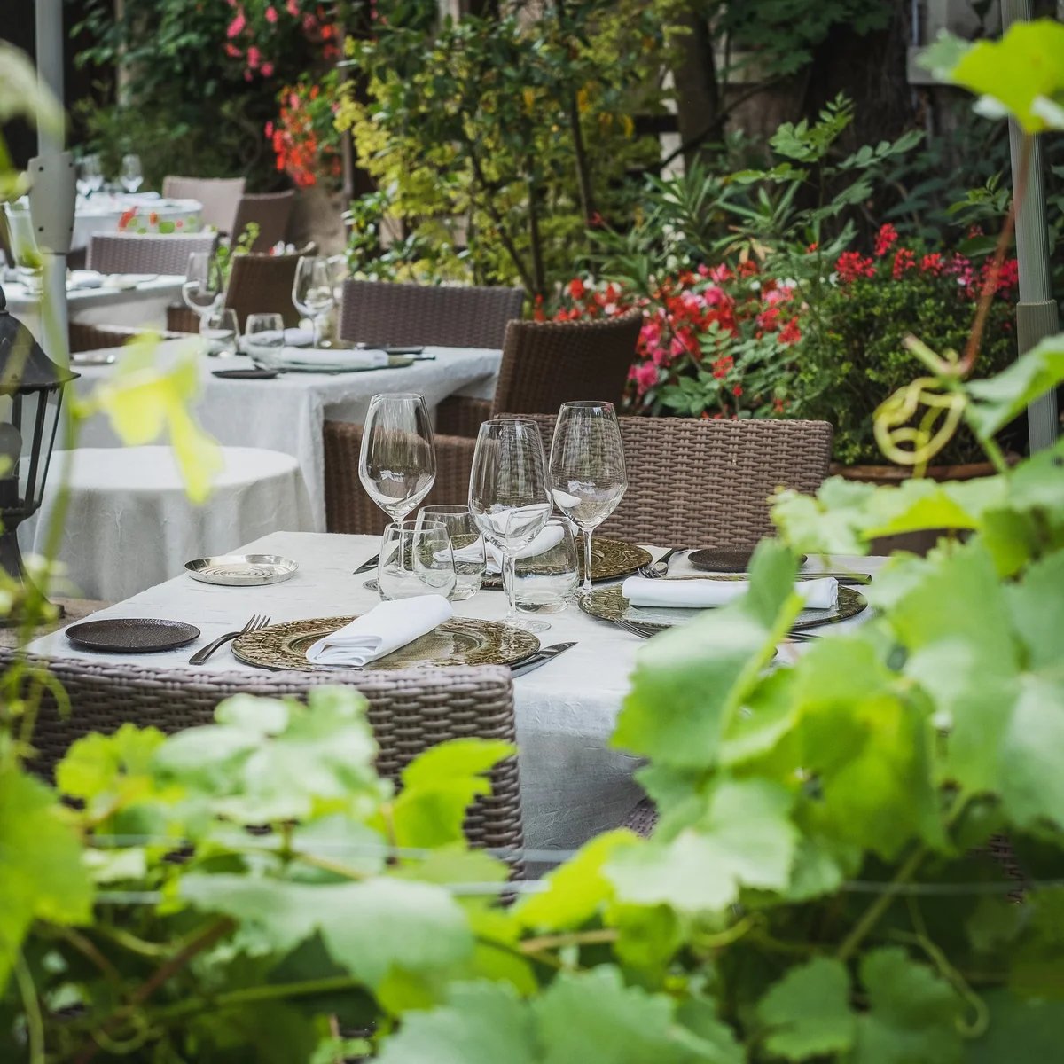 Auberge du Bon Laboureur, at the table