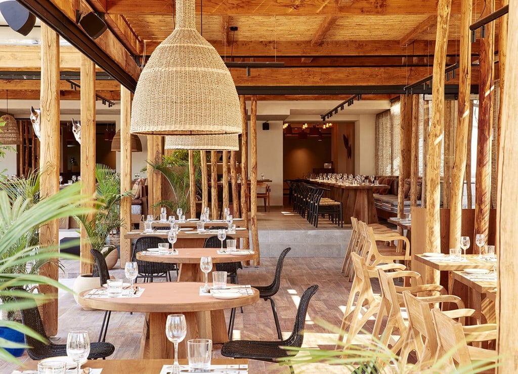The Syntopia Hotel, at the table